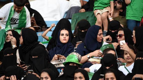 السعودية تسمح للنساء ولأول مرة بدخول ستاد كرة قدم لحضور