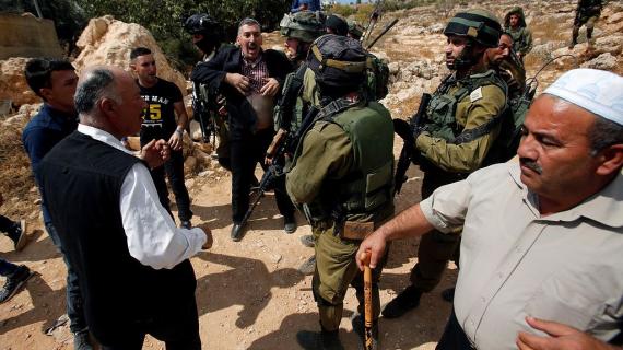 قوات الاحتلال تقمع مسيرة سلمية في قرية قلقس شرق مدينة الخليل