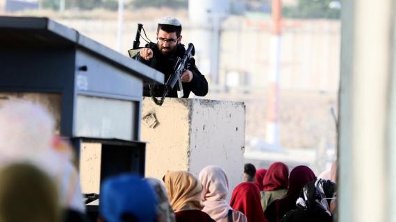 توافد المصلين لمسجد الأقصى رغم حواجز  الاحتلال بالجمعة الثالثة من رمضان
