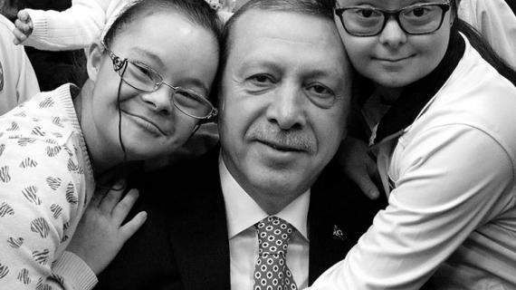 بمناسبة يومهم العالمي..  أردوغان يستضيف في المجمع الرئاسي أطفالًا مصابين بـ"متلازمة داون"