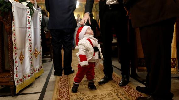 المواطنون المسيحيون في مدينة غزة من الروم الأرثوذكس، يحتفلون في كنيسة القديس برفيريوس