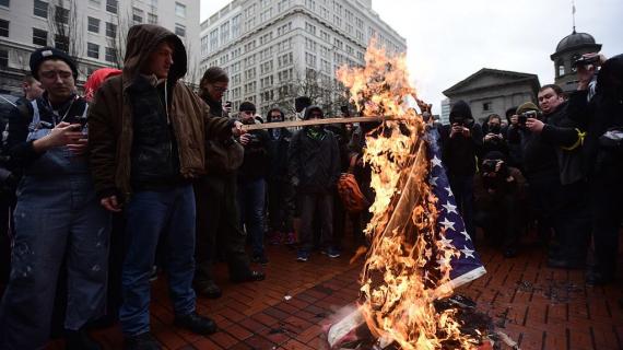أمريكيون يحرقون أعلام بلادهم في مظاهرات مناهضة لترامب