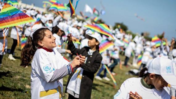 بشعار "غزة نحب اليابان" إطلاق مئات الطائرات الورقية في خانيونس جنوب قطاع غزة