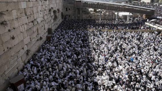 مئات المستوطنين يقتحمون المسجد الأقصى