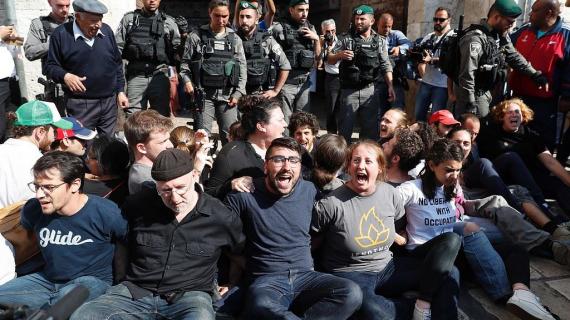 قوات الاحتلال تعتدي على فلسطينيين ومتضامنين أجانب حاولوا التصدي لاقتحامات المستوطنين اليهود للأقصى عبر منطقة باب العامود بالقدس المحتلة.