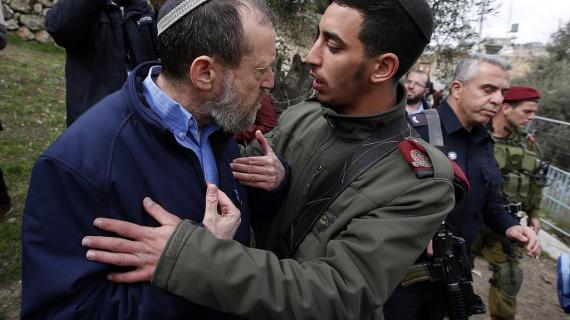 مستوطنون يقتحمون منطقة تل الرميدة بالخليل ويعتدون على الأهالي