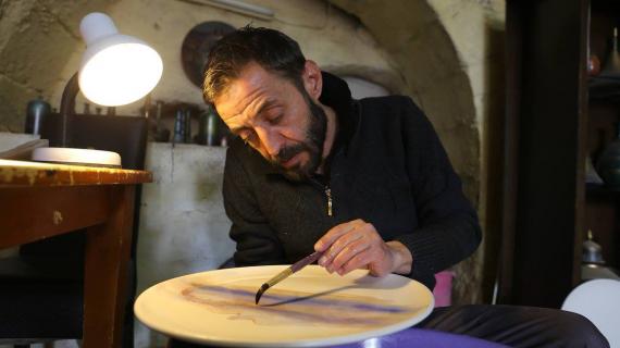 نويان يايلا يبدع أعمالا فنية فريدة من نوعها بالرسم على لوحات السيراميك بتقنية الرسوم على الماء ويلقى طلبًا كبيرًا في تركيا