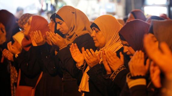 فلسطينيون يواصلون الرباط والصلاة أمام باب الأسباط أحد أبواب المسجد الأقصى