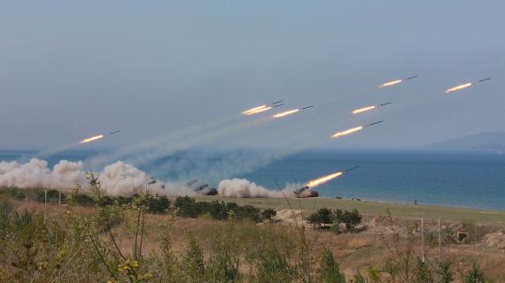 كوريا الشمالية تجري مناورات عسكرية ضخمة في ذكرى تأسيس قواتها المسلحة