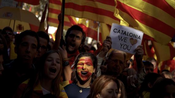 آلاف الكتالونيين يتظاهرون في برشلونة ضد الانفصال وللبقاء في إسبانيا