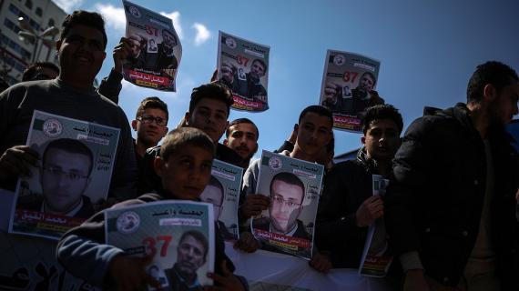 وقفة في غزة تضامناً مع الأسرى الفلسطينيين المضربين عن الطعام في سجون الاحتلال