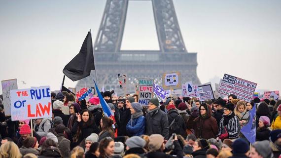 مسيرات في باريس رافضة للرئيس الأمريكي دونالد ترمب