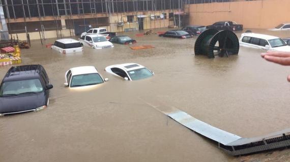 صور لاستمرار هطول الامطار في مدينة ابها في السعودية