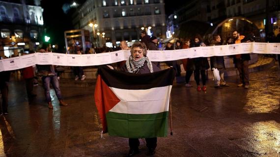 مظاهرة في العاصمة الاسبانية مدريد في يوم التضامن مع الشعب الفلسطيني .