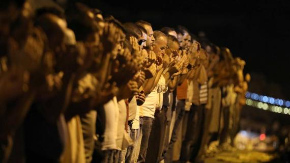 المقدسيون يؤدون صلاة العشاء عند باب الأسباط رفضا لإجراءات الاحتلال