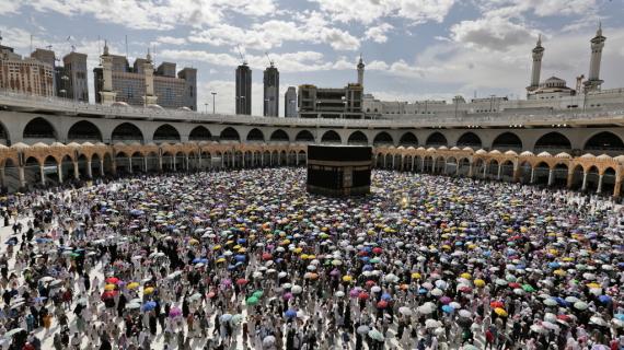 حجاج بيت الله الحرام يؤدون طواف الوداع تحفّهم السكينة