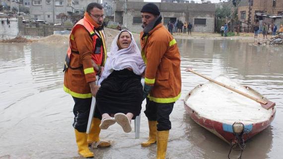 طواقم الإنقاذ التابعة للدفاع المدني تخلي عدة عائلات