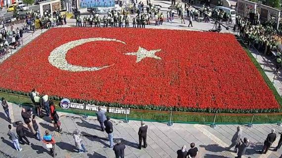 بلدية تركية تصنع من الزهور أطول علم للدولة محطمة بذلك رقماً قياسياً