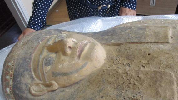 وزارة الآثار المصرية تستلم تابوت أثري بعد عودته من الكويت