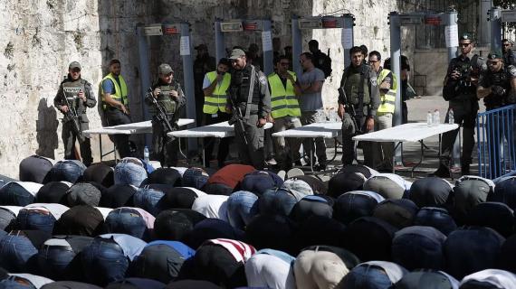 فلسطينيون يؤدون الصلاة على الإسفلت بعد رفضهم العبور للأقصى من البوابات الإلكترونية