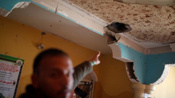 الدمار في المنازل شمال قطاع غزة بعد قصف قوات الاحتلال مواقع فجر اليوم