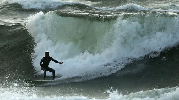 التزلج على شاطئ بحر مدينة غزة