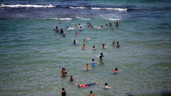 الفلسطينيون يلجأون لقضاء أوقاتهم على شاطئ بحر غزة