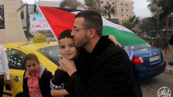 الإفراج عن الصحفي محمد القيق من سجون الاحتلال