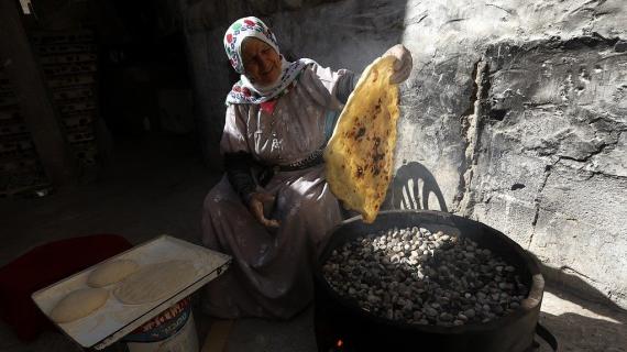 المرأة الفلسطينية بالضفة الغربية في يومها العالمي