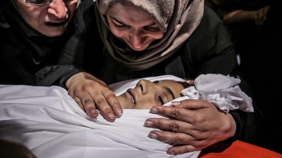 غزة تتوشح بالحزن خلال وداعها لشهيديها الربعي والأشقر