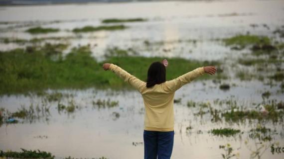 مواطنون يتنزهون في سهل صانور جنوب مدينة جنين