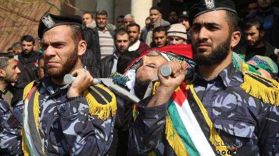 تشييع جثمان ضابط شرطة ومواطن ارتقيا خلال مهمة أمنية بنفق حدودي جنوب القطاع