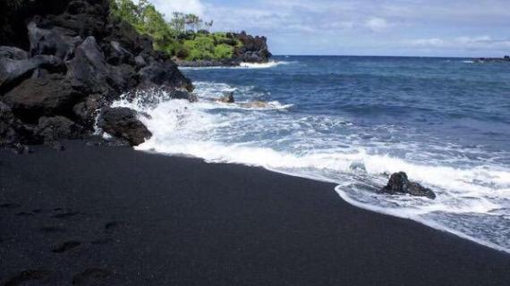الشاطئ الأسود في جُزر هاواي.