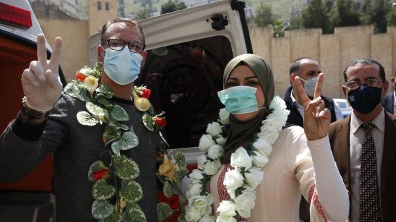 إكرام أبوعيشة تستقبل خطيبها الأسير المحرر بعد قضاء( 18 عاماً) في سجون الاحتلال