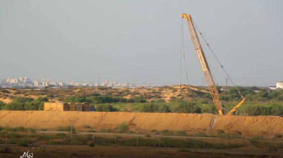 حفريات الاحتلال لاقامة العائق الارضي لانفاق المقاومة شرق بيت حانون وشمال بيت لاهيا شمال غزة.