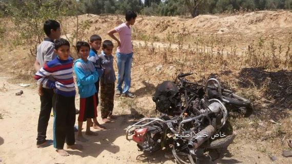 صور للمكان المستهدف من قبل مدفعية الاحتلال شرق دير البلح على حدود وسط القطاع