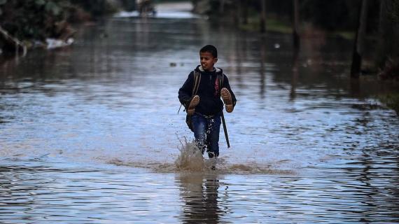 شوارع في غزة تغرق بفعل المنخفض الجوي