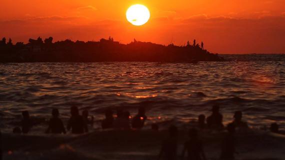 مشاهد للغروب والسباحة في بحر غزة