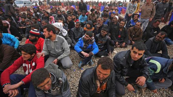 صور تظهر مأساة النازحين من الموصل