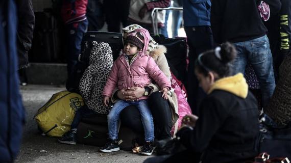 معاناة الفلسطينيين المسافرين عبر معبر رفح البري