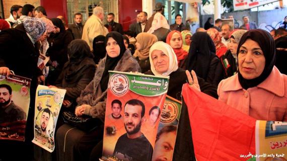 لإعتصام الأسبوعي لأهالي الأسرى الفلسطينيين داخل مقر الصليب الأحمر بمدينة غزة