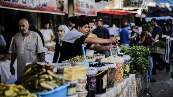 أجواء رمضان في أحد أسواق مدينة غزة