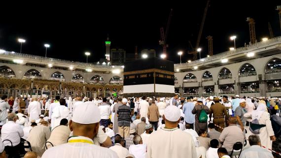 على اختلاف ألوانهم وألسنتهم وأعمارهم اجتمعوا في بيت الله الحرام لأداء فريضة الحج