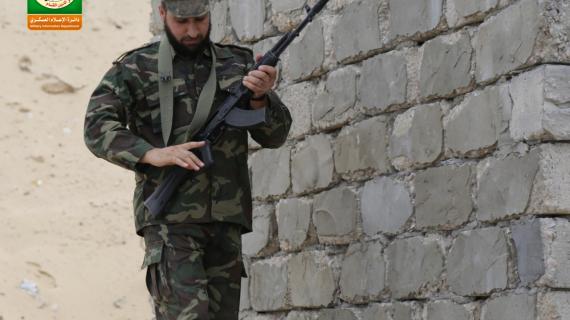 كتائب القسام تنشر صوراً حصرية للشهيد مازن فقهاء