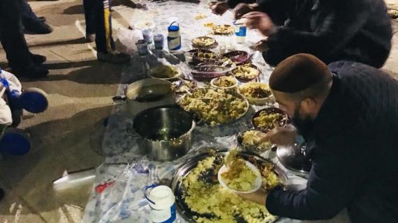 المرابطون يتناولون العشاء خلال اعتصامهم أمام باب الرحمة