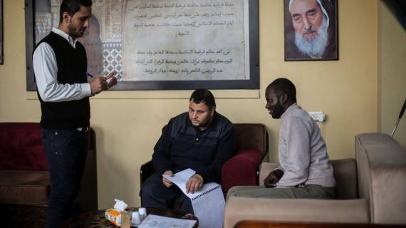 مطعم “قرطبة” في غزة يعد قائمة طعام "بلغة بريل" للمكفوفين