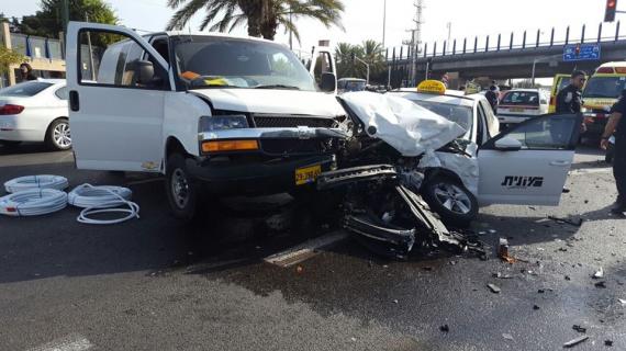 إصابة أكثر من 35 اصابة "اسرائيليًا" في حادث بين حافلتين ومركبات اخرى في حولون "بتل أبيب" (تل الربيع)