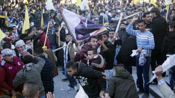 اشتباكات بين أنصاري تياري عباس ودحلان بفعالية انطلاقة فتح بغزة