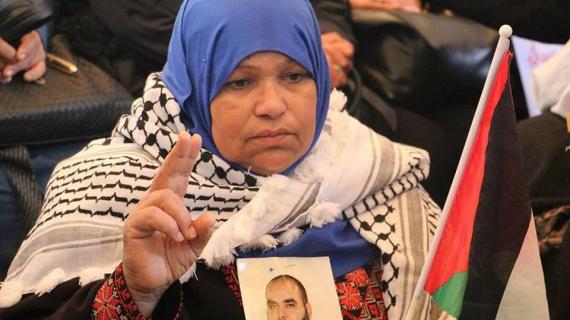 الإعتصام الأسبوعي لأهالي الأسرى الفلسطينيين داخل مقر الصليب الأحمر بمدينة غزة