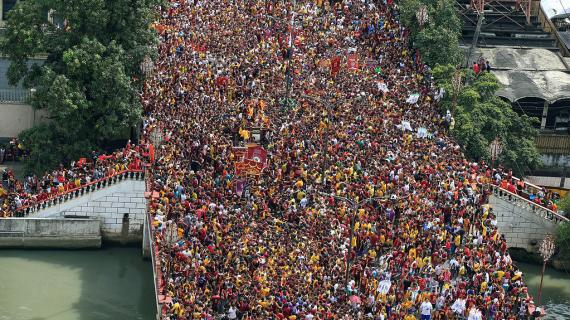 مئات الآلاف يشاركون في أكبر تجمع وحدث ديني في الفلبين